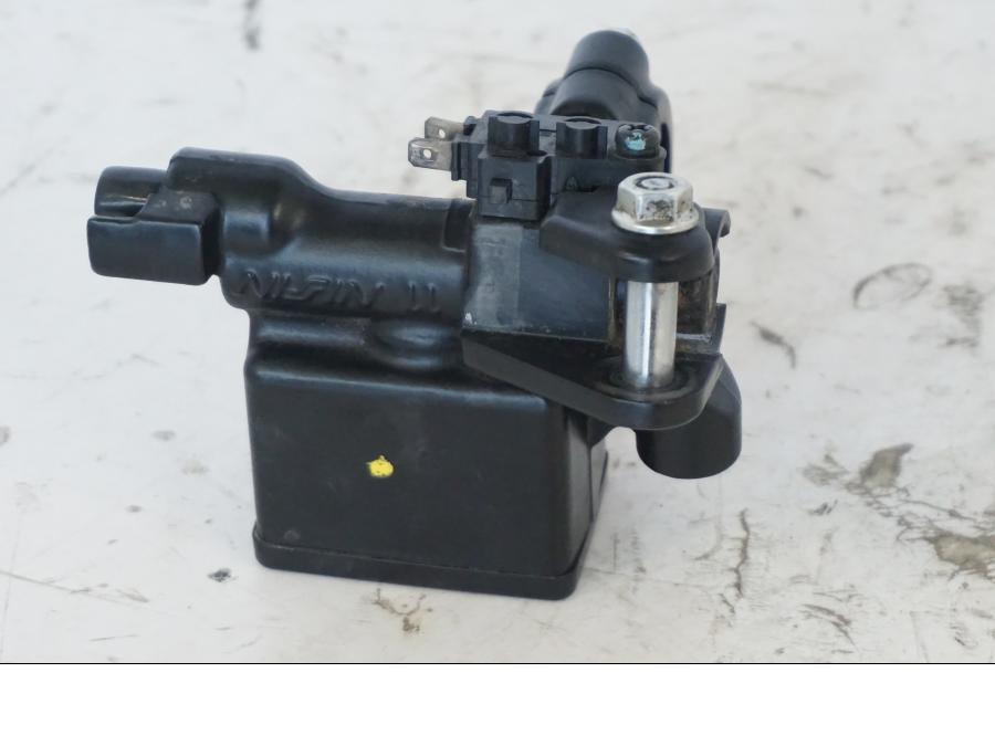 Snett nerifrån på Bromshuvudcylinder från en Honda SH 300 A -2011 scooter.