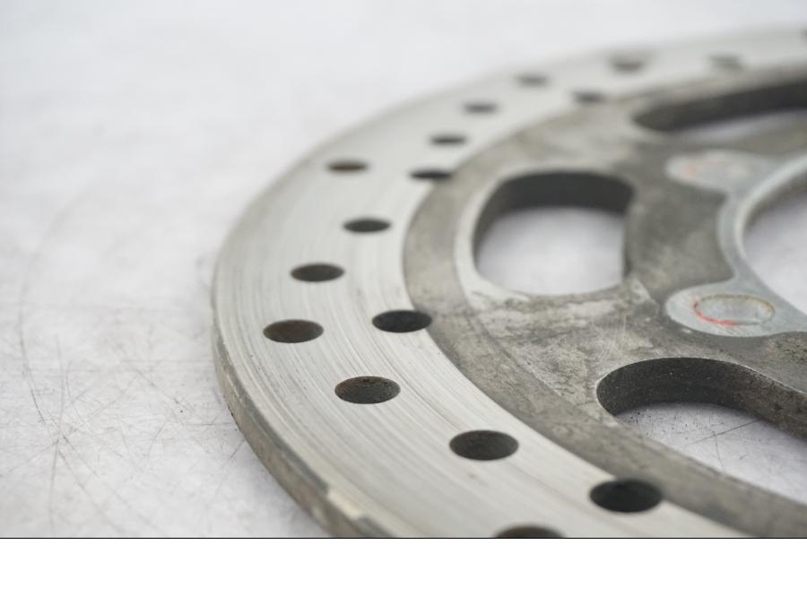 Vänster sida på Bromsskiva från en Kawasaki VN 1600 -2006 motorcykel.