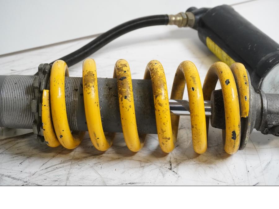 Snett uppifrån på Stötdämpare från en Triumph TT 600 -2000 motorcykel.