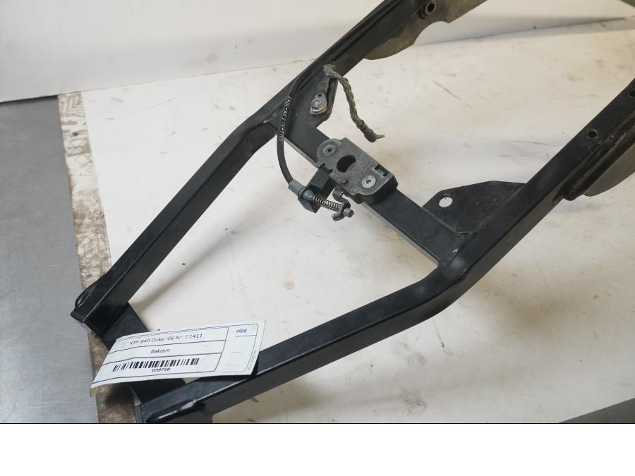 Vänster sida på Bakram från en KTM 1190 Adventure -2014 motorcykel.