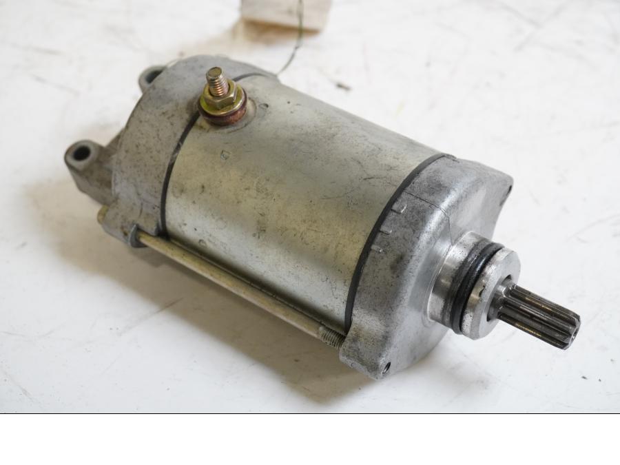 Framsidan på Startmotor från en Honda CB 600 Hornet -2001 motorcykel.