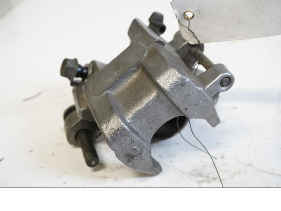 Baksidan på Bromsok från en Honda XL 650 V -2000 motorcykel.