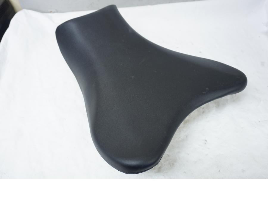 Höger sida på Sadel från en Suzuki GSX-R 1000 -2008 motorcykel.