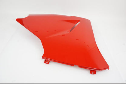 Vänster sida på Magkåpa från en Ducati Supersport 950 S -2022 motorcykel.