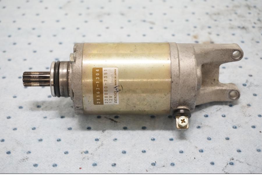 Framsidan på Startmotor från en Kawasaki ZX-6R -2000 motorcykel.