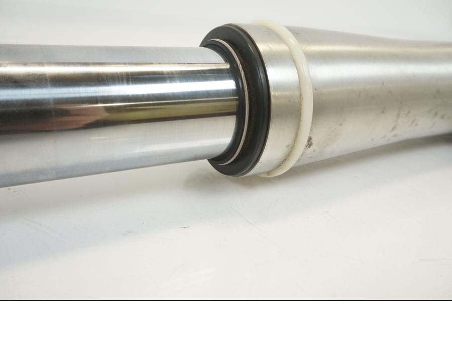 Höger sida på Gaffelben från en Yamaha XVZ 1300 -1997 motorcykel.