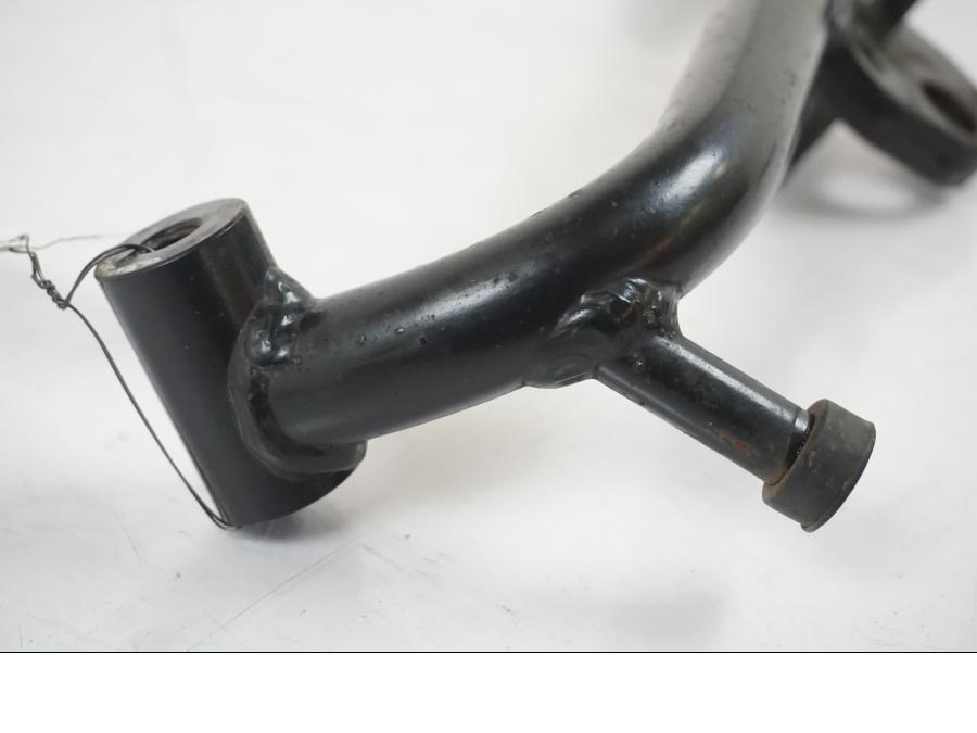 Baksidan på Sidostödsfäste från en BMW F 650 CS -2002 motorcykel.