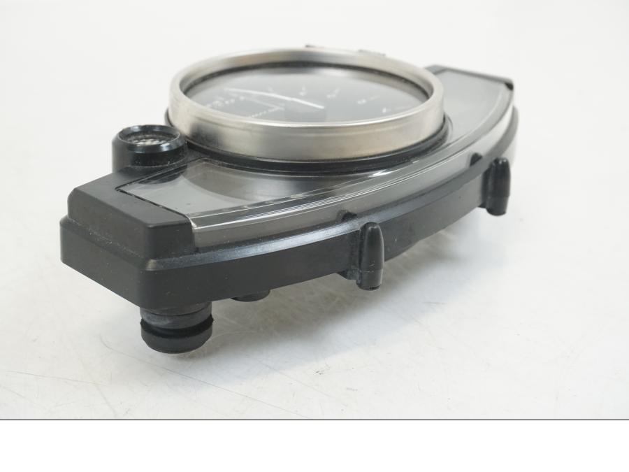 Snett uppifrån på Instrumentpanel från en Yamaha YZF 1000 R1 -2004 motorcykel.