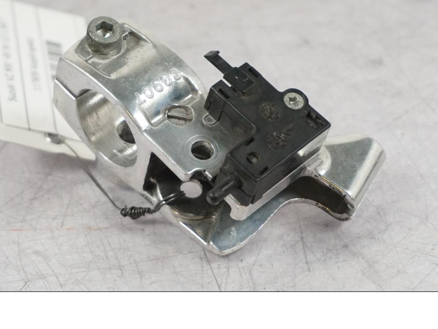 Vänster sida på Kopplingsklo från en Suzuki VZ 800 -2000 motorcykel.