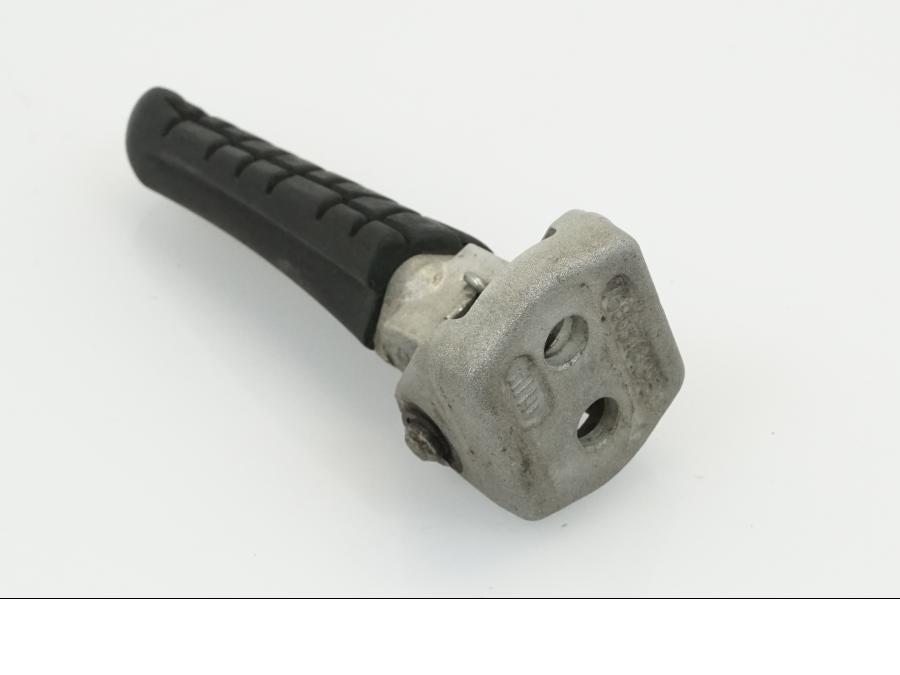 Höger sida på Fotpinne från en KTM 690 Duke -2012 motorcykel.