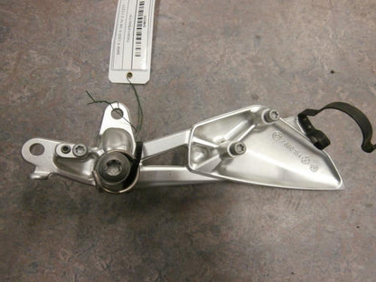 Baksidan på Fotpinnefäste från en BMW K 1200 R -2006 motorcykel.