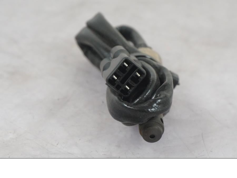 Snett nerifrån på Lambdasond från en KTM 1290 Super Duke R -2022 motorcykel.