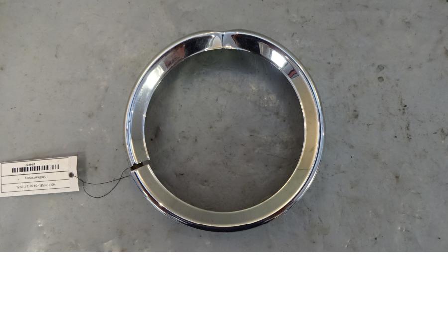 Framsidan på Strålkastarsarg från en H-D Touring Road King Custom FLHRSI -2004 motorcykel.