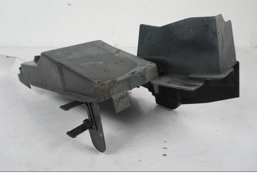 Snett uppifrån på Batterihållare från en Kawasaki ZX-6R -2005 motorcykel.