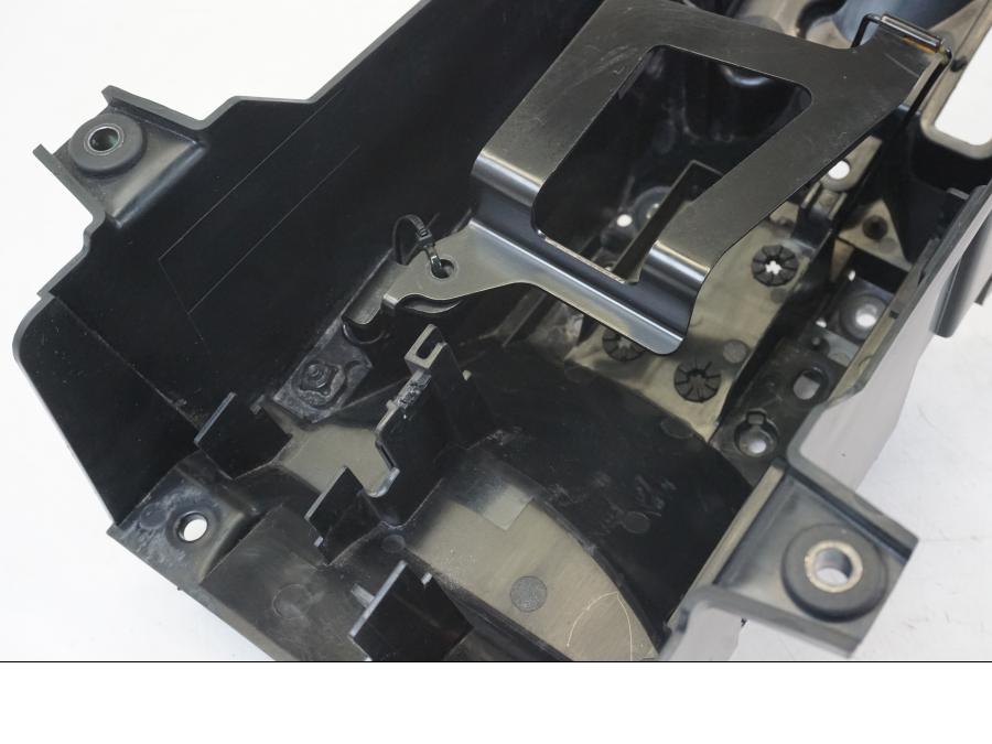 Vänster sida på Batterihållare från en Yamaha MT-09 -2021 motorcykel.