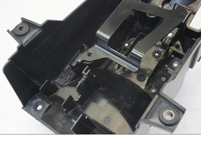 Vänster sida på Batterihållare från en Yamaha MT-09 -2021 motorcykel.
