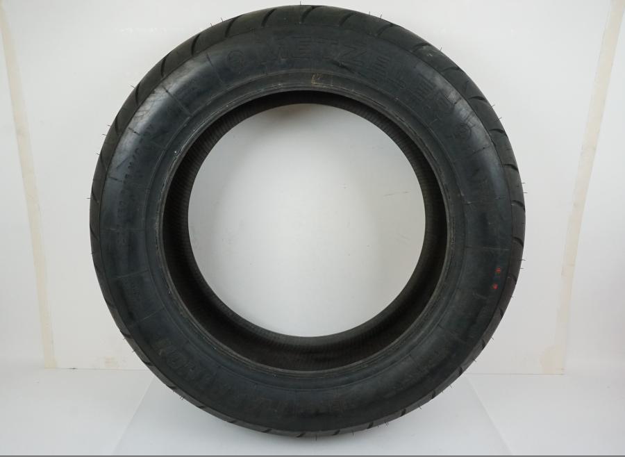Framsidan på <p>Däck: Metzeler ME880 Marathon.</p>

<p>Dimension: 200/60-R16 M/C 79V.</p>

<p>Tillv. 4712.</p>

<p>Mönsterdjup: ca. 90 %.</p> motorcykel.