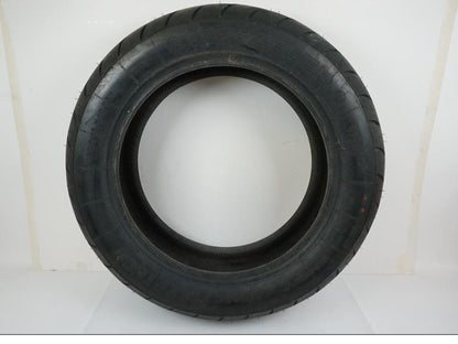 Framsidan på <p>Däck: Metzeler ME880 Marathon.</p>

<p>Dimension: 200/60-R16 M/C 79V.</p>

<p>Tillv. 4712.</p>

<p>Mönsterdjup: ca. 90 %.</p> motorcykel.