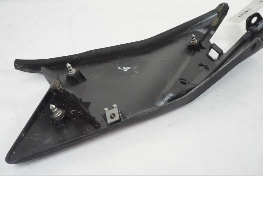 Snett nerifrån på Sidopanel från en KTM 390 Adventure -2021 motorcykel.