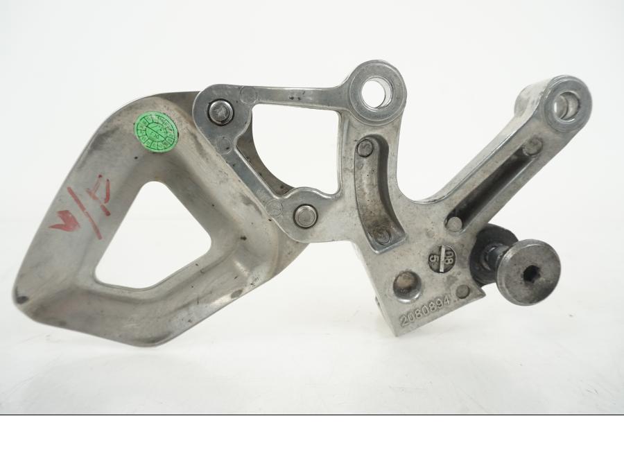 Höger sida på Fotpinnefäste från en Triumph Speed Triple -2009 motorcykel.