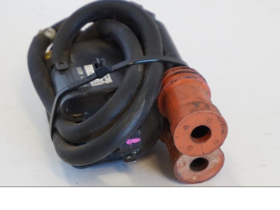 Vänster sida på Tändspole från en Yamaha YZF 1000 R -1997 motorcykel.