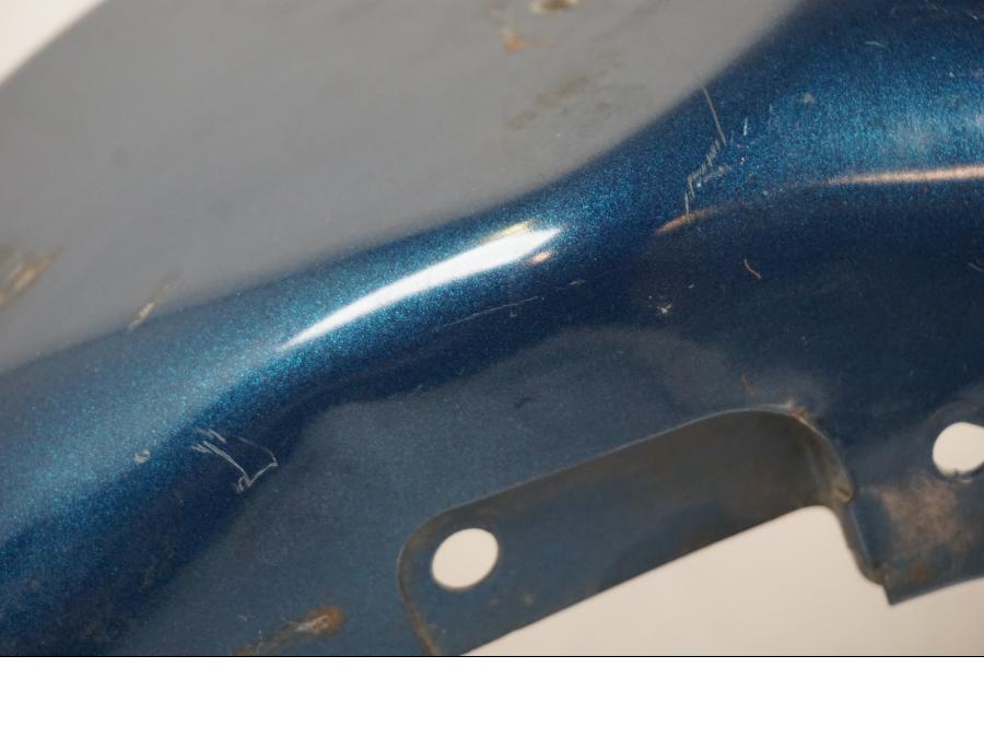 Snett nerifrån på <p>Bakskärm från Suzuki VS 800 1992.</p>

<p>Smårepor, slitage av lack mindre ytrost finns se bilder.</p> motorcykel.