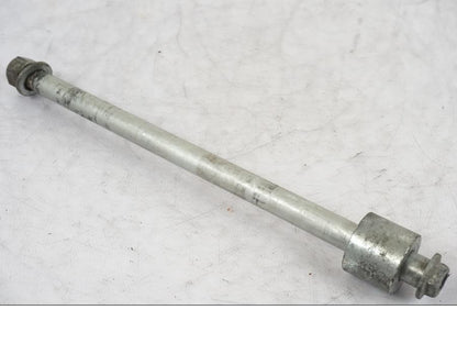 Framsidan på Axel från en Suzuki VL 800 -2002 motorcykel.