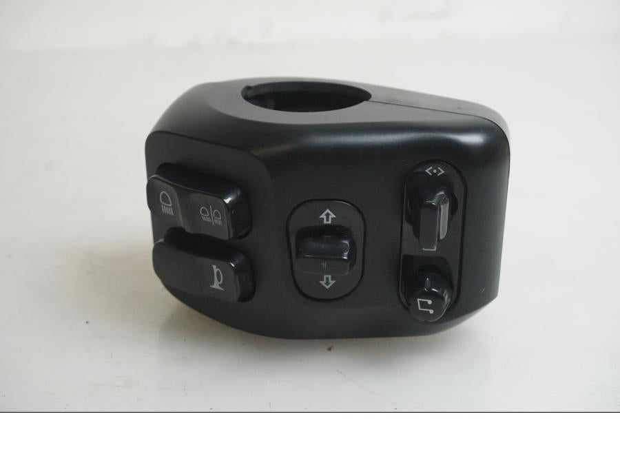 Framsidan på Styrelreglage från en Indian Chieftain Dark Horse -2019 motorcykel.