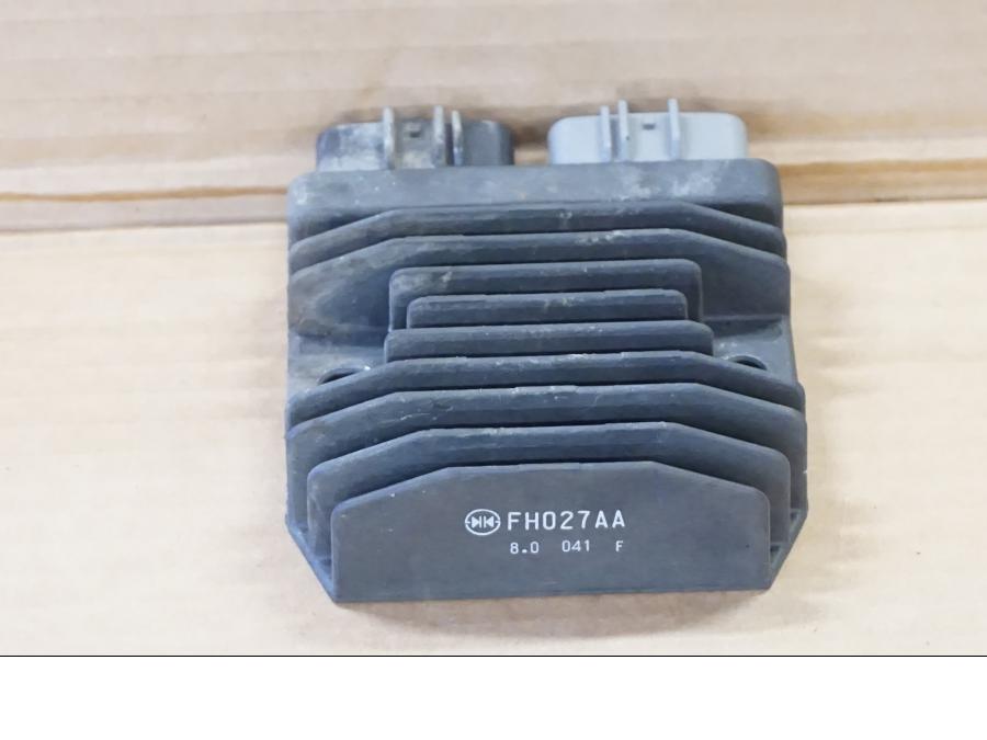 Framsidan på Likriktare från en Yamaha MT-09 Tracer -2019 motorcykel.