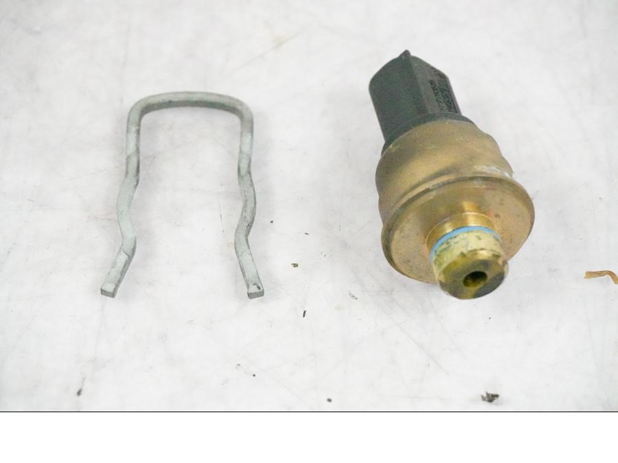 Framsidan på Fuel Rail från en BMW K 1200 S -2005 motorcykel.