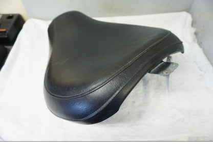 Höger sida på Sadel från en Suzuki VL 800 -2004 motorcykel.