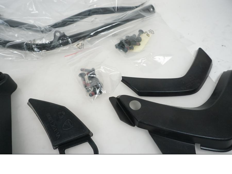 Höger sida på Topboxplatta från en Ducati Multistrada 1200 -2017 motorcykel.