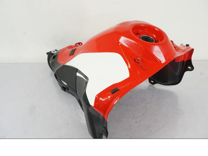 Framsidan på Bensintank från en Honda CRF 1000 Africa Twin -2016 motorcykel.