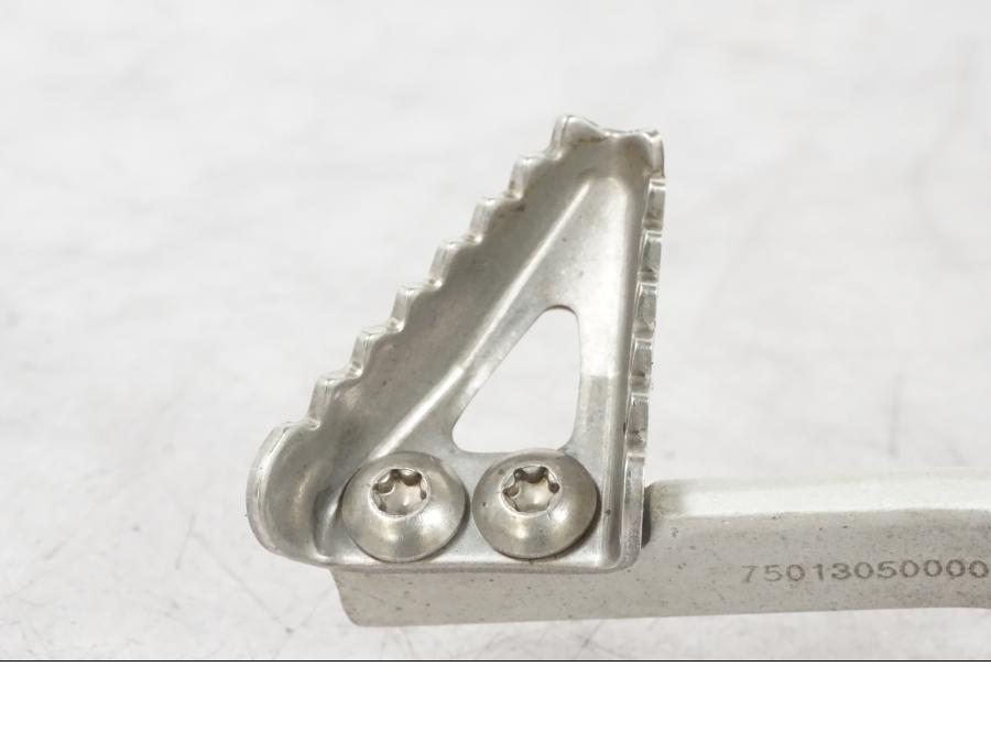 Vänster sida på Bromspedal från en KTM 690 Duke -2015 motorcykel.