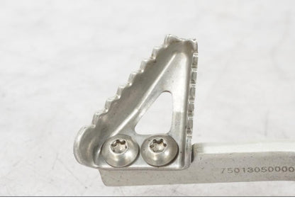 Vänster sida på Bromspedal från en KTM 690 Duke -2015 motorcykel.