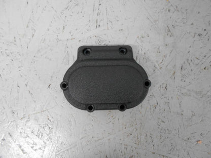 Framsidan på Transmissionskåpa från en H-D Softail Night Train EFI FXSTBI -2005 motorcykel.