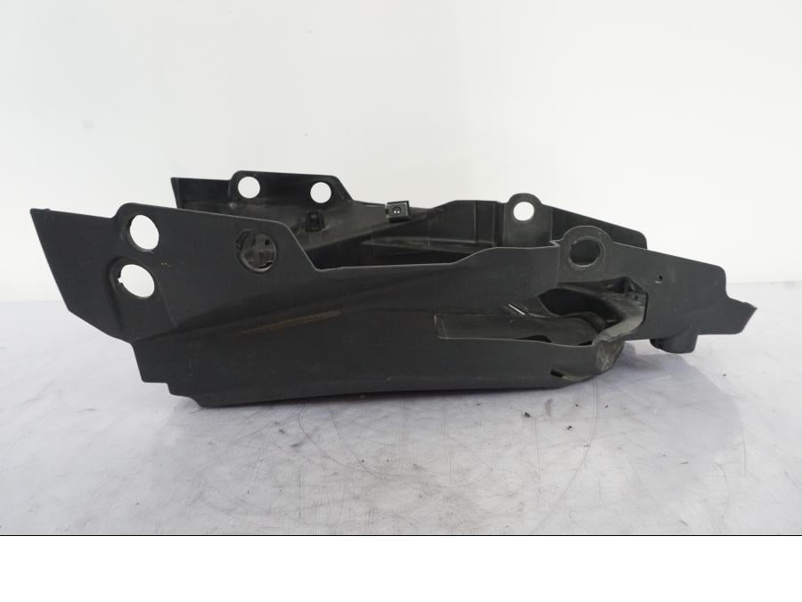 Höger sida på Undertail från en KTM 125 Duke -2017 motorcykel.