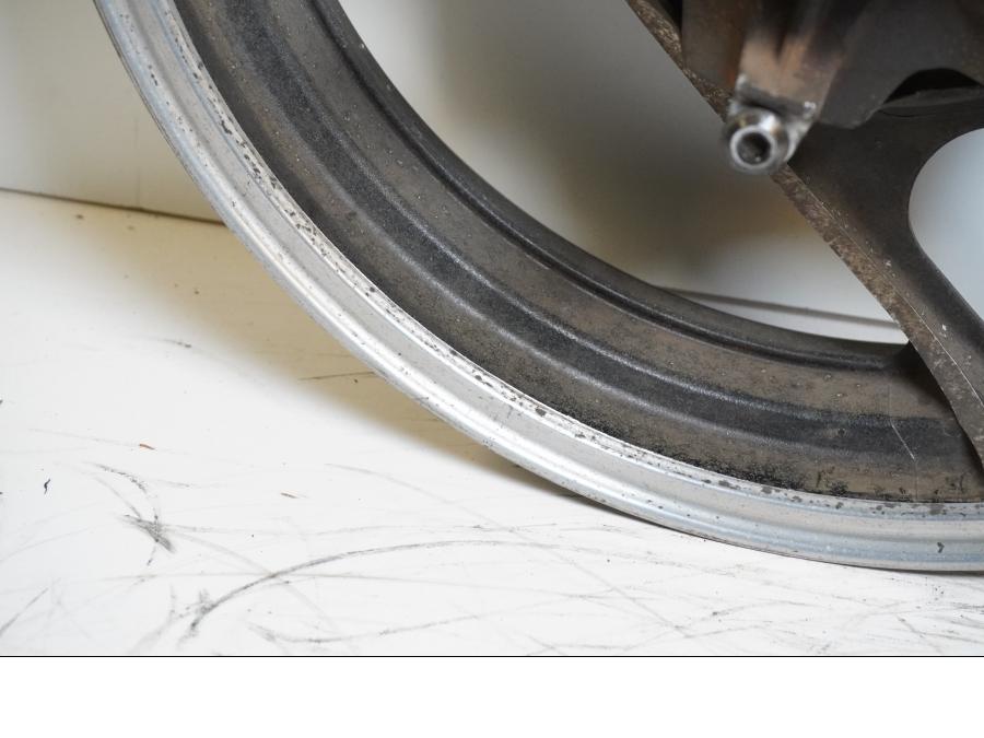 Extrabild1 på Fälg från en Yamaha FJ 1200 -1986 motorcykel.