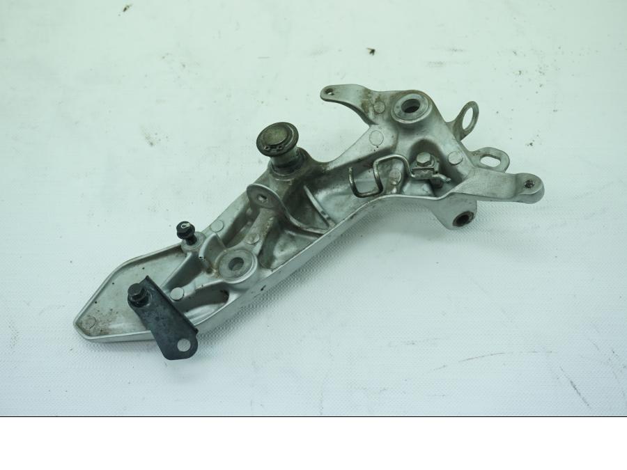 Baksidan på Fotpinnefäste från en Honda VFR 1200 -2012 motorcykel.