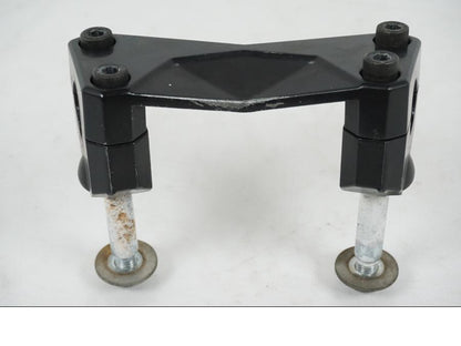 Framsidan på Styrfäste från en Kawasaki Z 750 -2006 motorcykel.