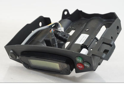 Framsidan på Instrumentpanel från en Husqvarna 701 Supermoto -2020 motorcykel.