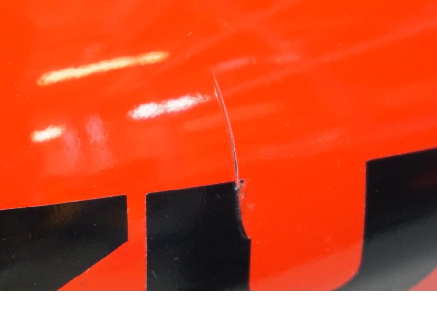 Snett nerifrån på Bakvinge från en Suzuki GSX-R 1000 -2007 motorcykel.