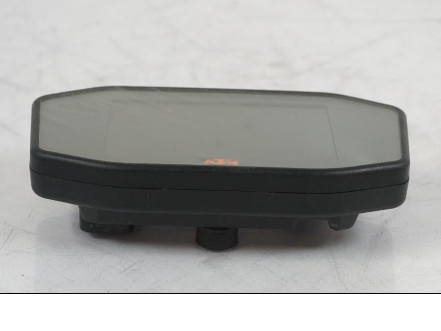 Snett uppifrån på Instrumentpanel från en KTM 1290 Super Duke R -2018 motorcykel.