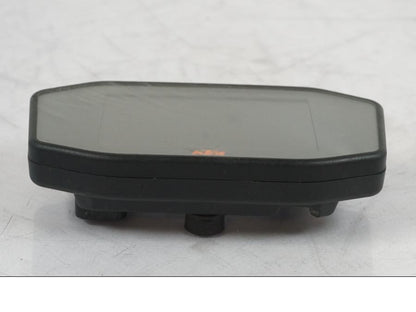 Snett uppifrån på Instrumentpanel från en KTM 1290 Super Duke R -2018 motorcykel.