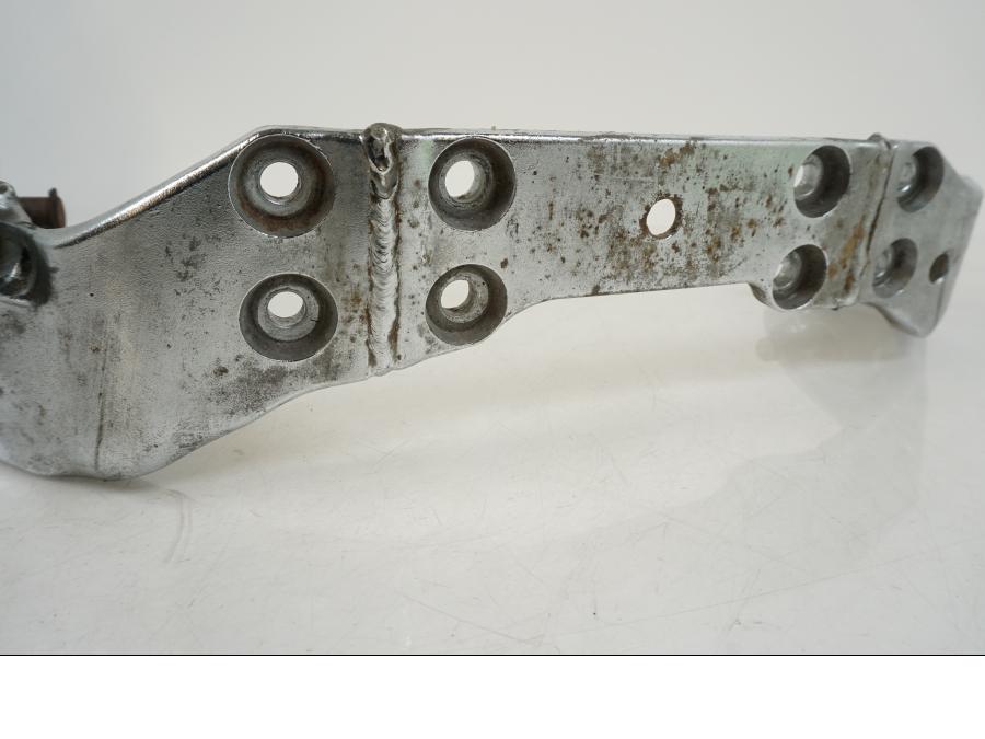 Höger sida på Fotpinnefäste från en Suzuki VS 1400 -1999 motorcykel.