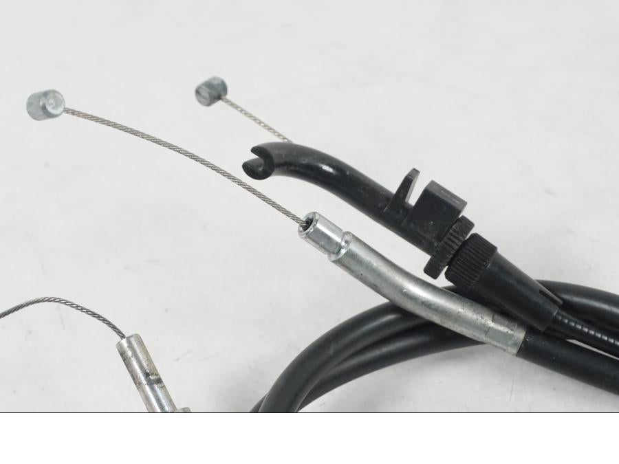 Höger sida på Gasvajer från en Kawasaki ER-6N ABS -2010 motorcykel.