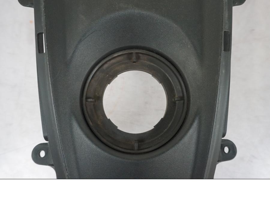 Snett uppifrån på Bensintankskåpa från en Yamaha MT 125 -2017 motorcykel.