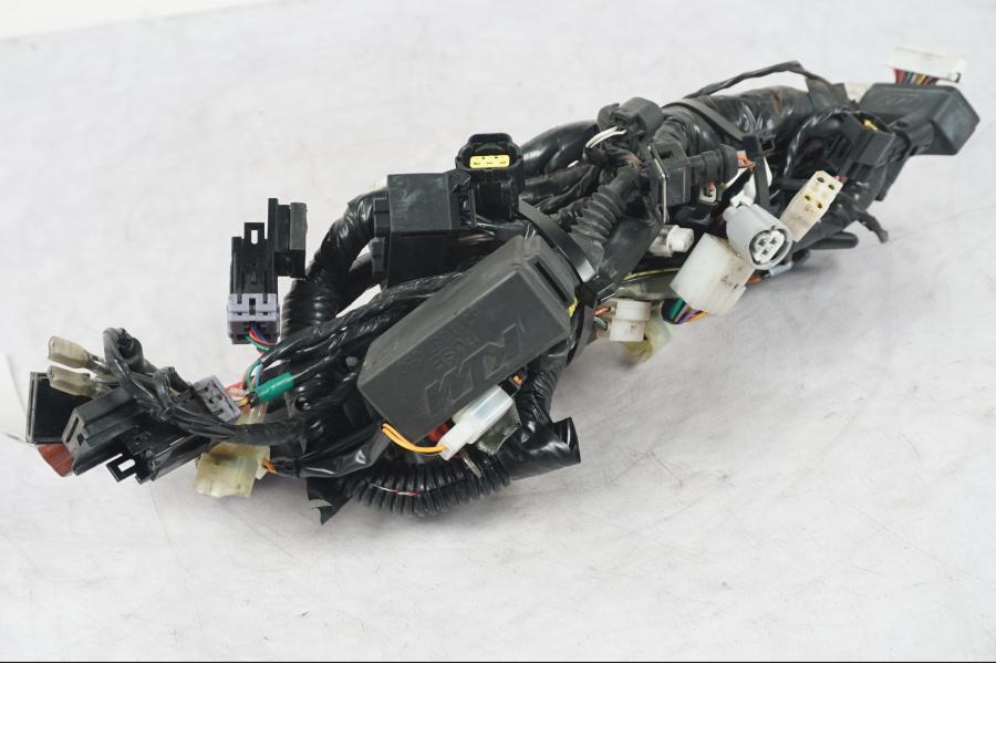 Snett nerifrån på Kabelstam från en KTM 690 Duke -2015 motorcykel.