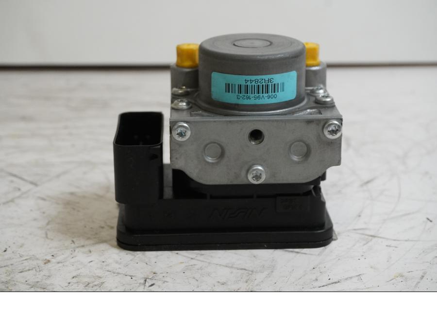 Baksidan på ABS Modulator från en Honda CRF 1000 Africa Twin -2016 motorcykel.