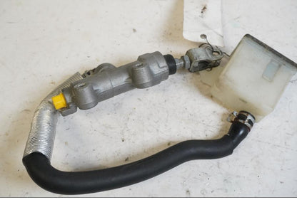 Framsidan på Bromshuvudcylinder från en Suzuki M 1800 -2009 motorcykel.